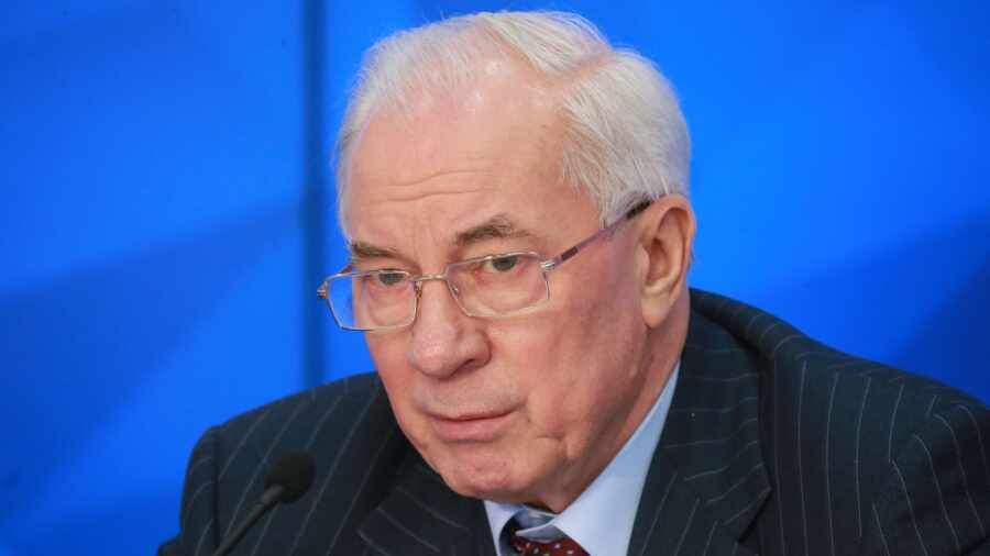 Украинцы боятся нести цветы к посольству России в Киеве – Азаров