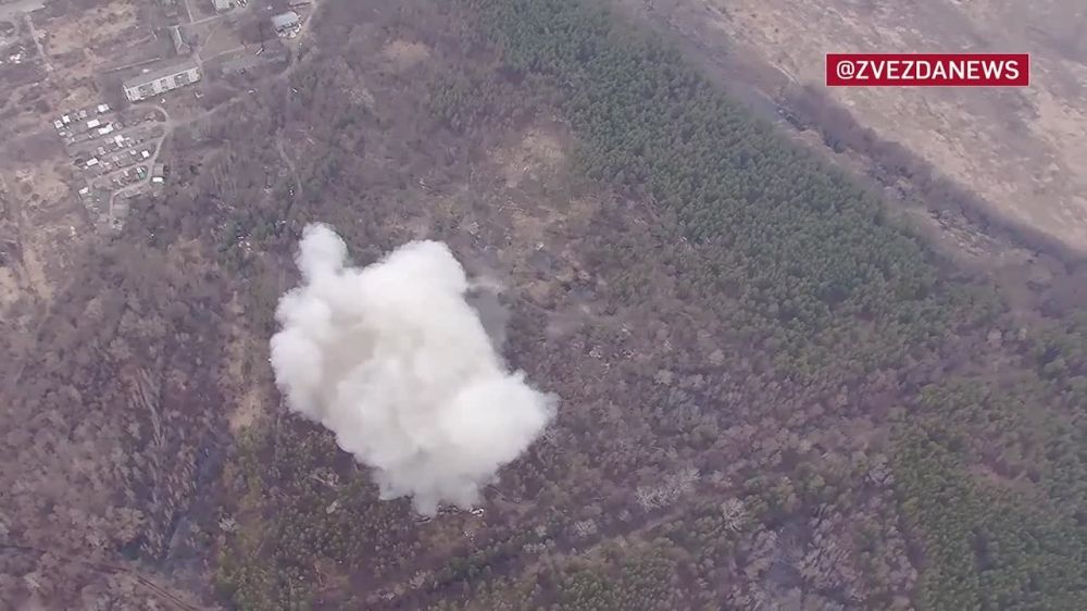 Удар и яркая вспышка: две ракеты «Искандер» разгромили район восстановления боеспособности ВСУ. Место дислокации противника в лесу в Харьковской области выявил беспилотник