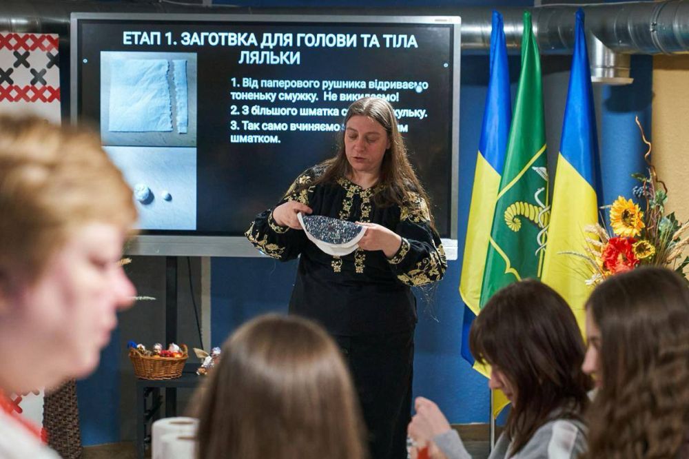 "Это поможет победить" - юных харьковчан учат делать кукол вуду