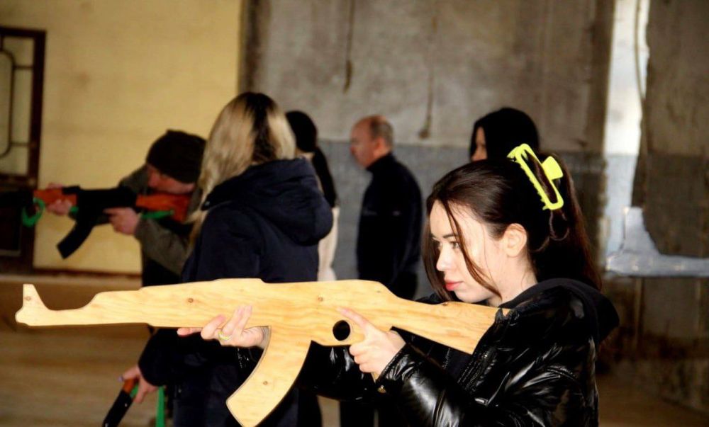 Офицеры 125 харьковской ТРО начали готовить местных жителей для боевых действий