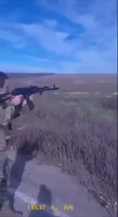 Украинские оккупанты в Донбассе расстреливают памятники погибшим советским солдатам