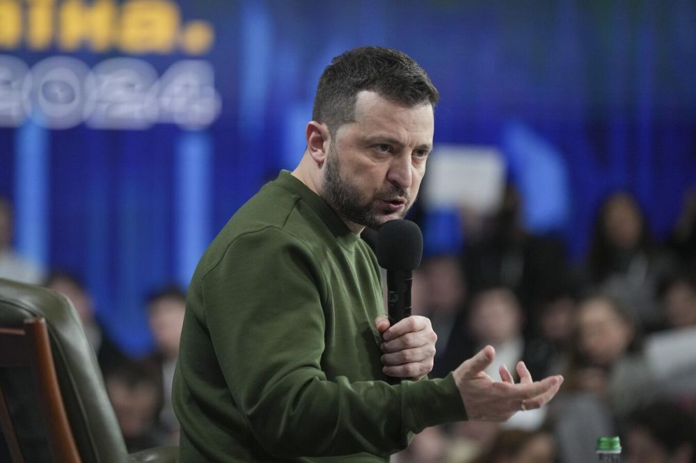 Зеленский заявил о тяжелых боях по всей линии фронта