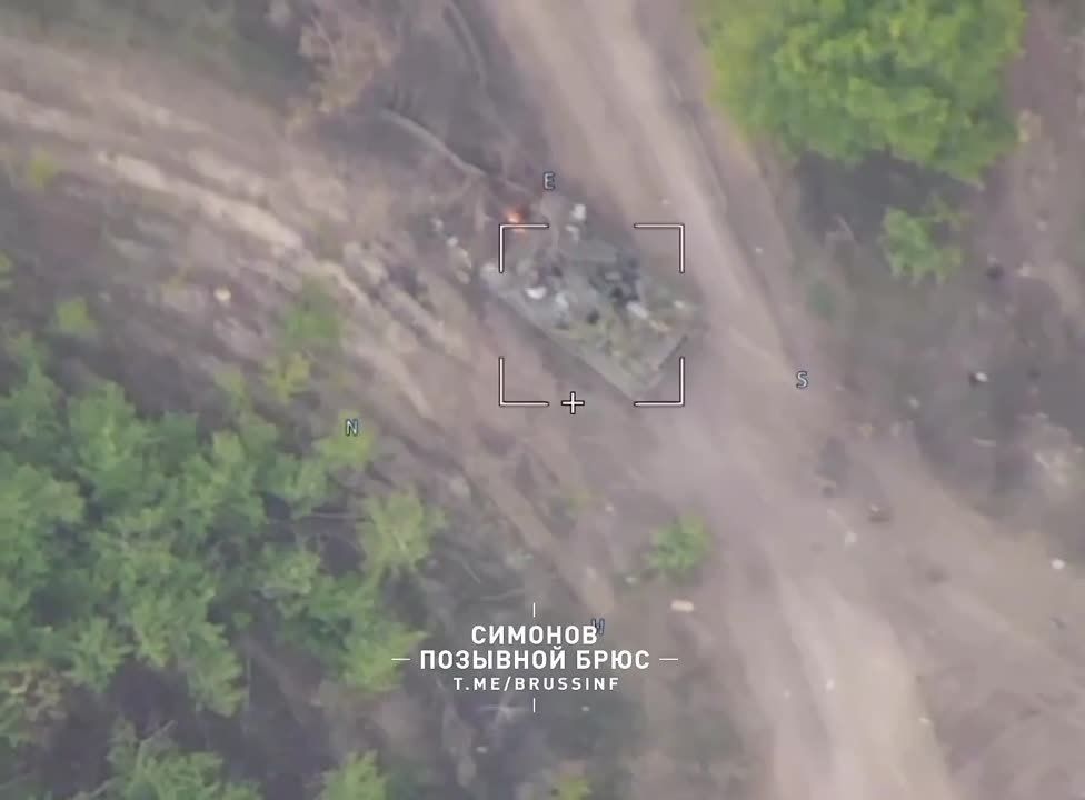 Разведчики при помощи барражирующего боеприпаса «Ланцет» поразили танк Т-64БВ ВСУ в районе населенного пункта Купянск-Узловой (Харьковская область)