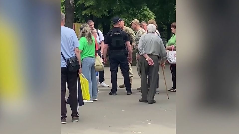 Украинцы делятся в Сети, как им живется в условиях нового закона о мобилизации