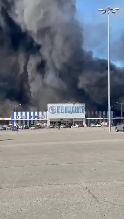Складская часть гипермаркета Эпицентр в Харькове горит с характерными звуками детонации снарядов
