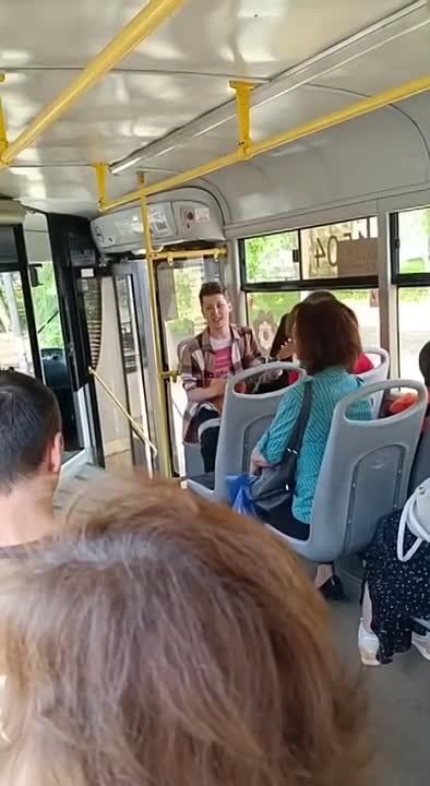 Наша молодежь - лучшая. Ижевские подростки поют ставшую народной песню под балалайку прямо в трамвае