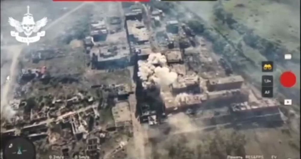 Противник публикует кадры удара (заявлены корректируемые авиабомбы GBU-39) по производственным корпусам Волчанского агрегатного завода, что свидетельствует о закреплении ВС РФ на территории предприятия