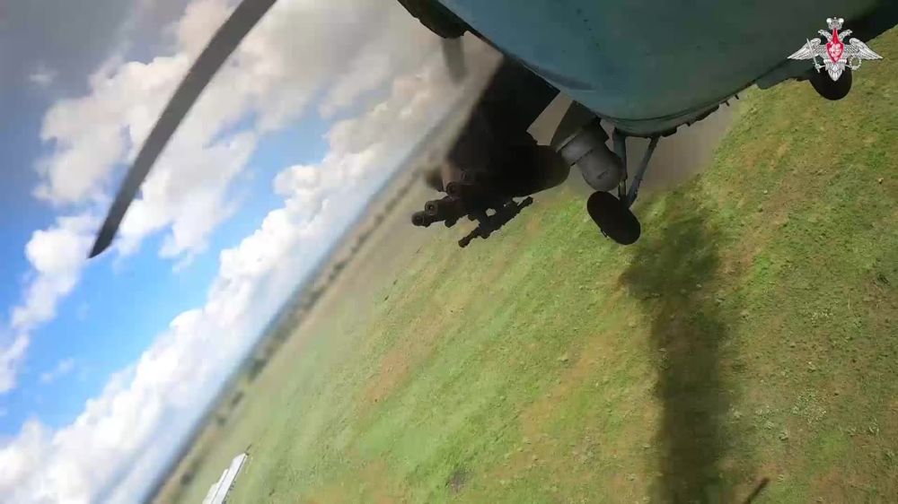Минобороны опубликовало кадры работы экипажа вертолета Ми-35М по опорным пунктам ВСУ на Харьковском направлении