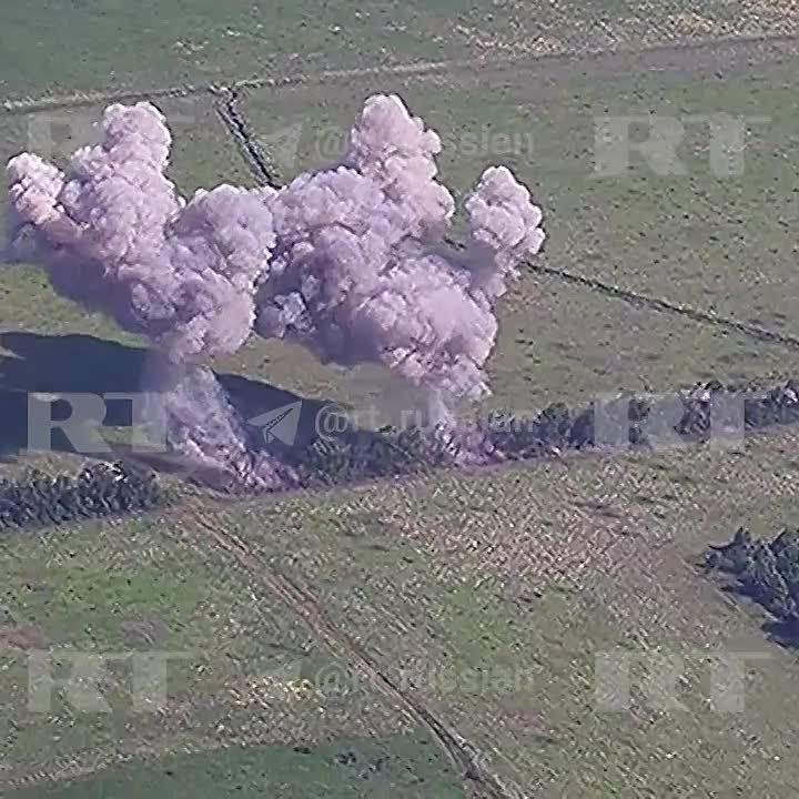 Мощные прилёты ФАБ с УМПК по позициям ВСУ в лесополосе в Харьковской области