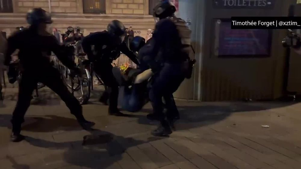 Этой ночью, французские власти решили разогнать "онижедетей", избивая протестующих