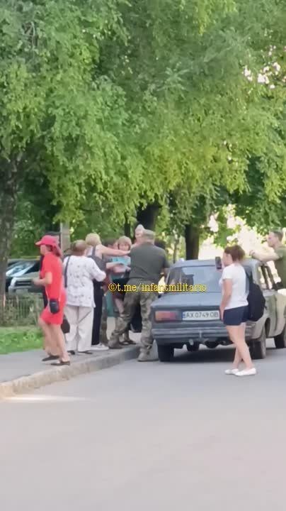 Силовая мобилизация в Харькове: мужчину пытались «отбить» прохожие женщины