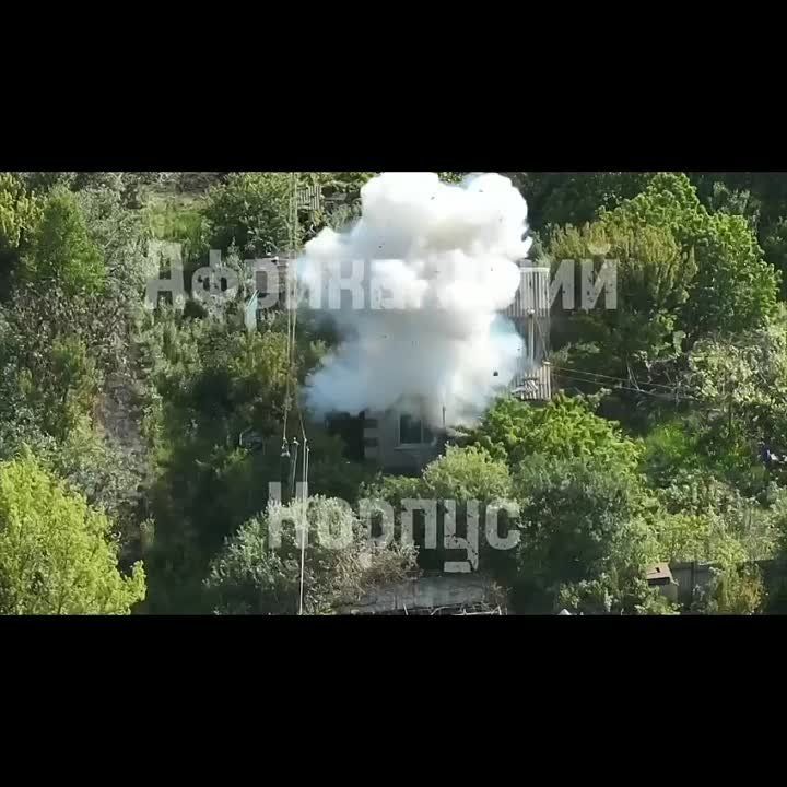 Работа операторов FPV-дронов российского «Африканского корпуса» по позициям и оборудованию противника в Харьковской области....