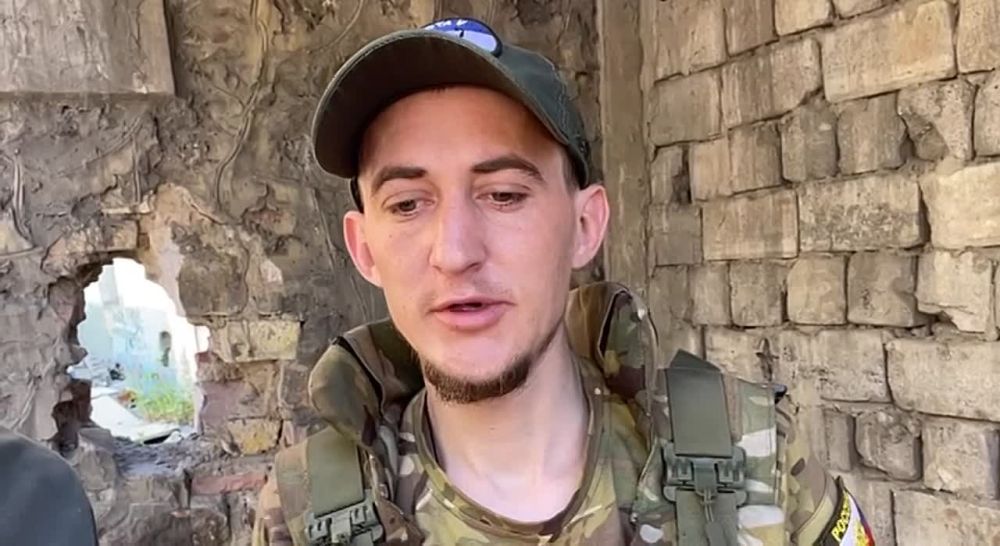 Герои нашего времени. Нашли десантника, который успешно штурмовал врага на пятом этаже балансируя на двери между окнами в городе Часов Яр