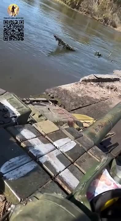 Утонувший танк всу на понтонном мосту через реку Оскол в Харьковской области