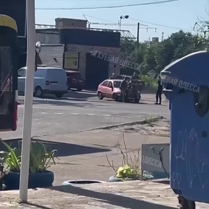 Мужчина прокатил с ветерком ТЦКашника на капоте