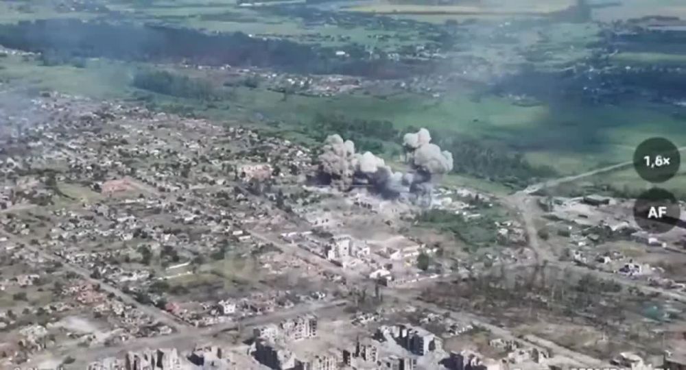 Авиаудары ВКС ФАБами с УМПК по местам обнаружения ВСУ в Волчанске