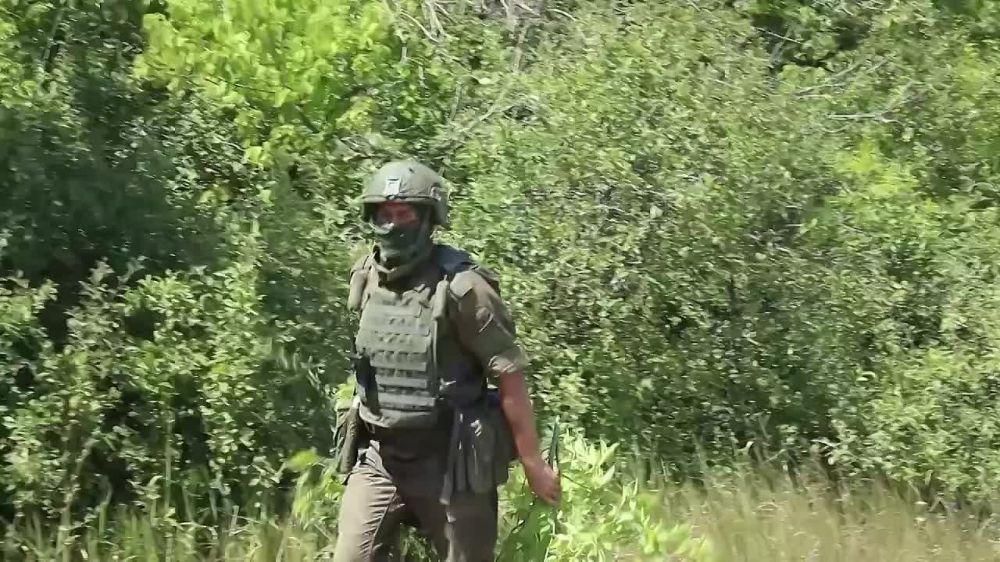 Кадры боевой работы расчета зенитного ракетного комплекса «Бук-М3» 20-й общевойсковой армии группировки войск «Запад» на Купянском направлении