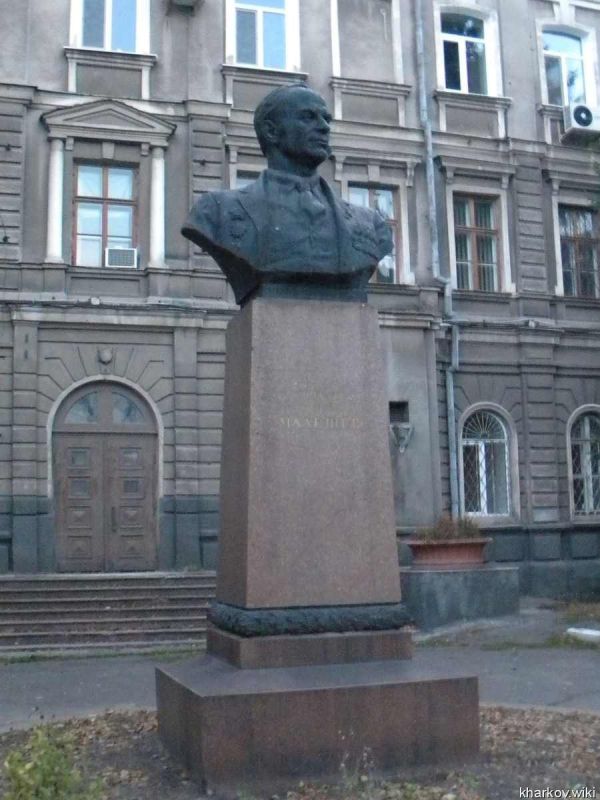 Заставь дурака Богу молиться - он и лоб расшибет