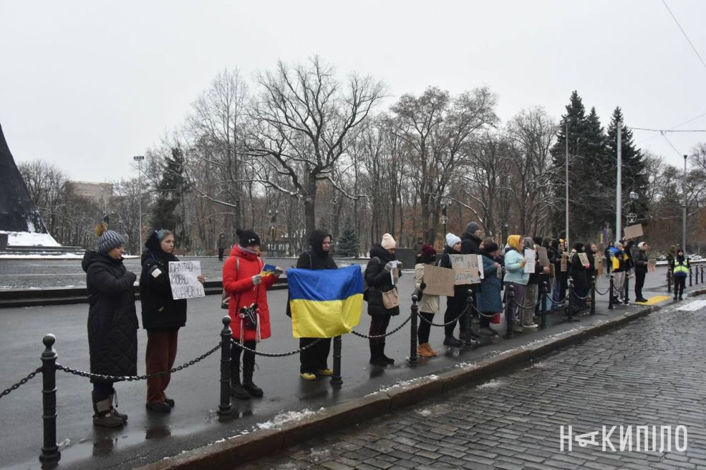 #украина_под_микроскопом: новый ритуал ежеутреннего поминовения не приживается среди украинцев