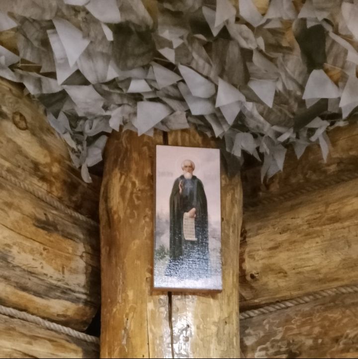 Это степь раскололась — арбуз переспелый