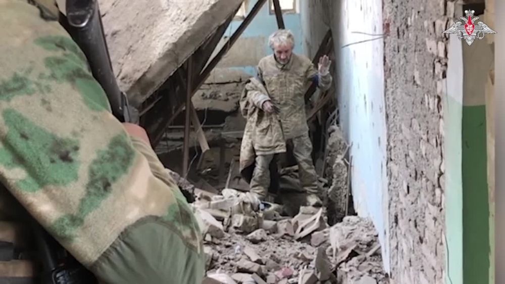 Российский военнослужащий обращается к украинским военным с требованием сдаться