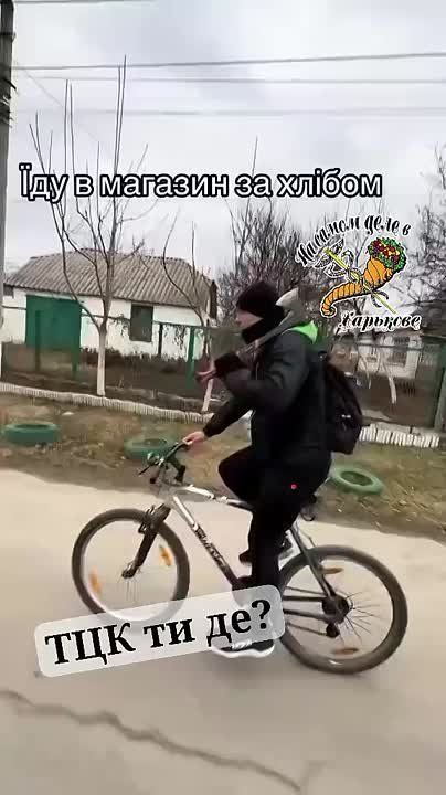 Пока по всей стране идет массовая бусификация и как в фильме про зомби-апокалипсис — без топора за порог дома ни ногой, главный тиктокер Верховной Рады Гончаренко пишет патриотические посты в парижском аэропорту