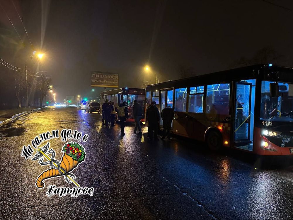 В Харьков час назад, неизвестные обстреляли автобус с людьми на проспекте Льва Ландау!