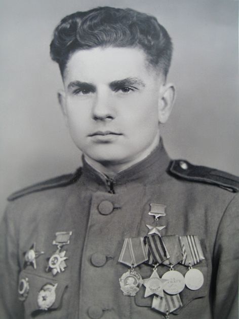 Витольд Михайлович Гинтовт (7.03. 1922 — 29.09.1987) — советский танкист-ас, Герой Советского Союза