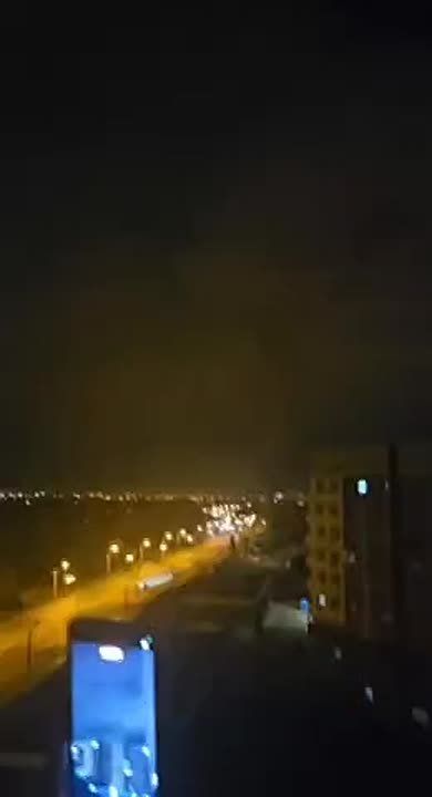 Жители Харькова сняли с близкого расстояния редкие кадры удара барражирующего боеприпаса "Герань"