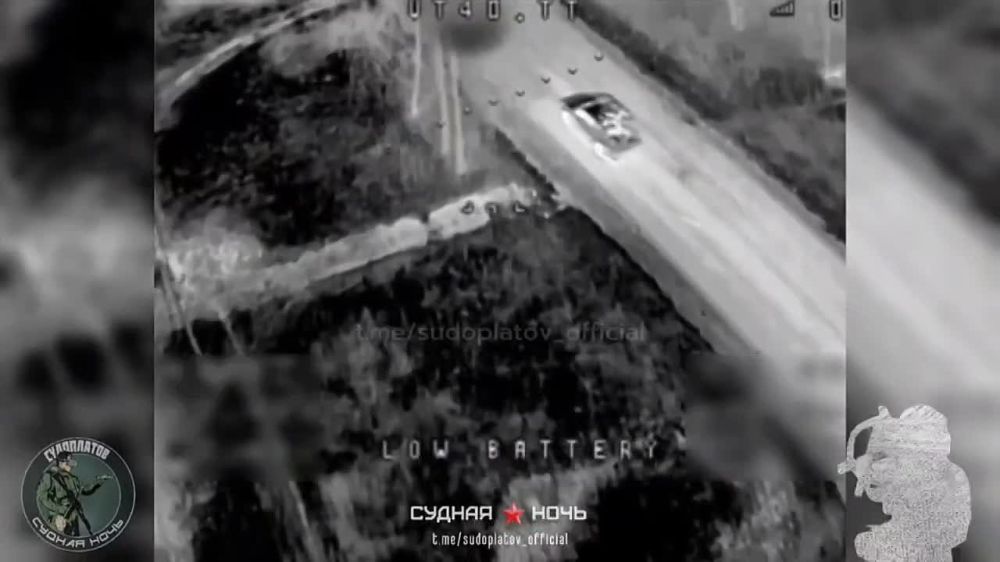 На Харьковском направлении FPV-дроны "ВТ-40" уничтожили три пикапа ВСУ, при этом объективный контроль зафиксировал, как военнослужащие на скорости 90 км/ч пытались выпрыгнуть из машины