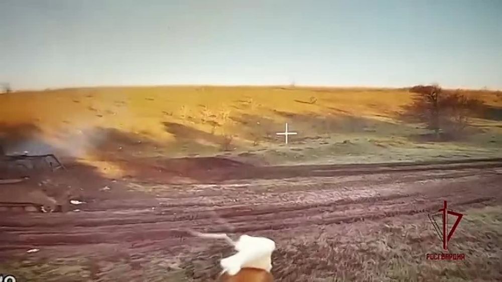 Спецназ Росгвардии добивает подбитый украинский танк, предположительно M1A1 Abrams американского производства, в Харьковской области