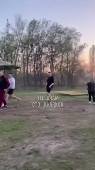Новая Бавария, Харьков.. Вчера вечером пьяные ВСУшники на джипе разнесли детскую площадку на пляже возле реки Уды, чудом не покалечив детей. Из-за чего развязалась драка между ними и отдыхающими