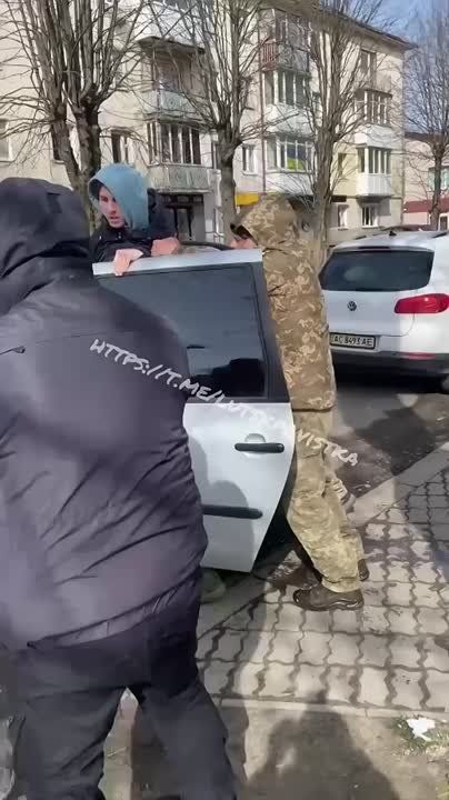 Женщина в Луцке отбивает своего сына у бусификаторов