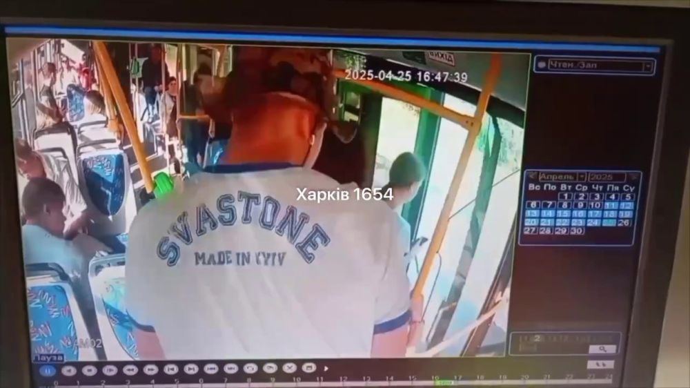 В Харькове нацист, одетый в футболку с надписью SVASTON украл аварийный молоток, которым разбивают стекла в случае опасности