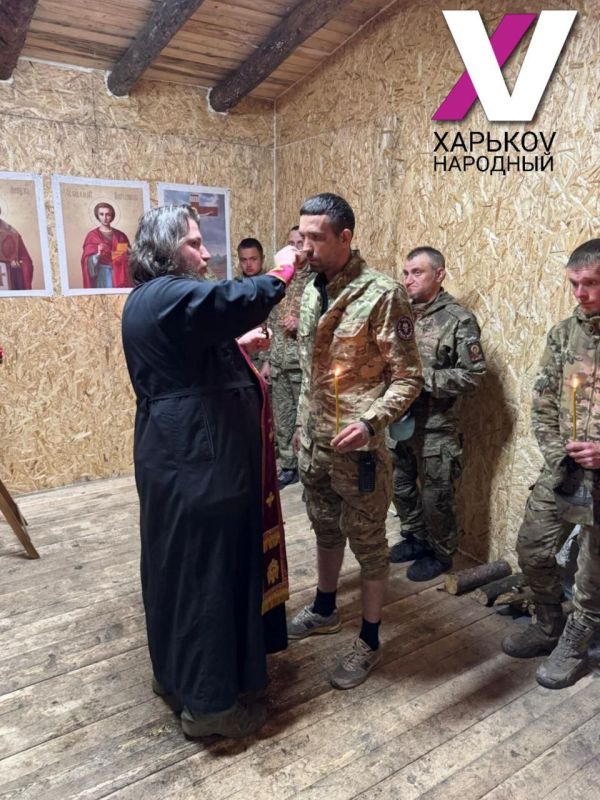 Полевой батюшка прочитал молебен с помазанием елеем для бойцов 1486-го гвардейского Ленинградского полка, которые выполняют свои боевые задачи на Харьковском направлении