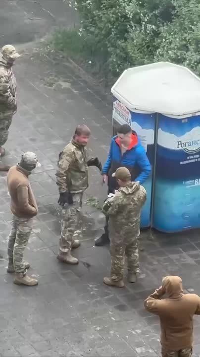 Премия &quot;Мясник года&quot; вручается петуху из Великого Бурлука
