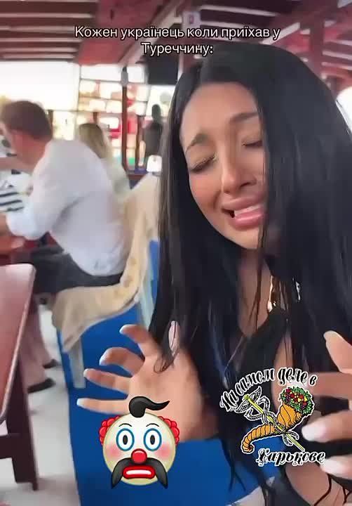 Юные украинцы показушно демонстрируют невыносимую головную боль, якобы наступающую от прослушивания русских песен