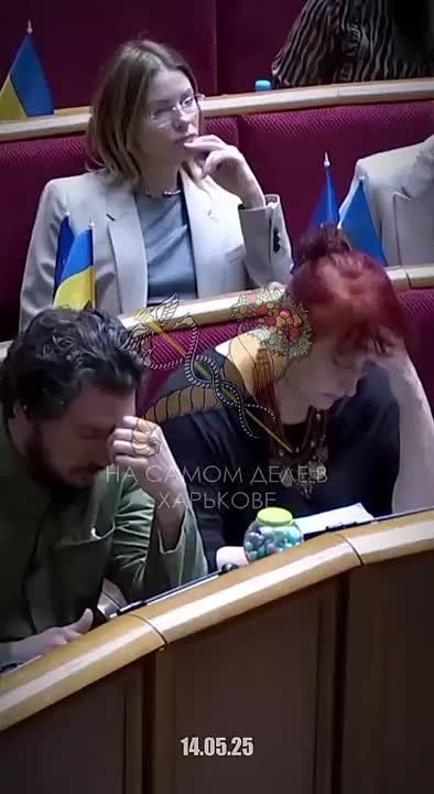 Битва "тытанив". Леха Гончаренко по кличке "Белая слизь", проплакал с трибуны Рады, что Зеленский начал травлю против него, подключив тяжелую артиллерию из 95-квартала