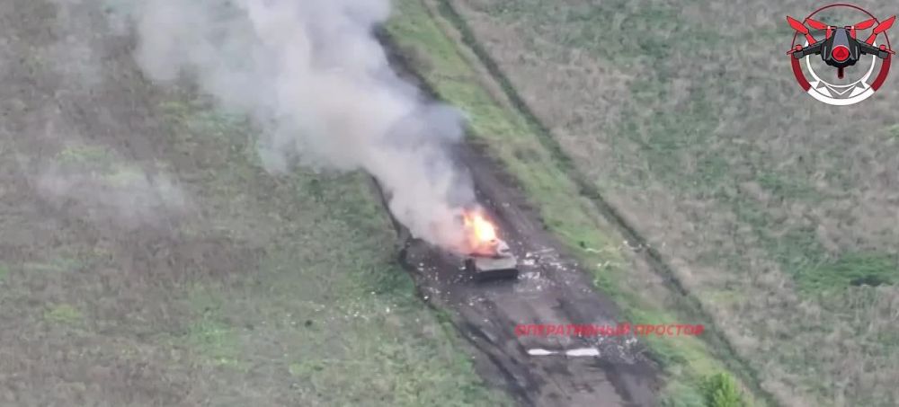 Дроноводы 1-й гвардейской танковой армии уничтожают сбросами вражескую БМП-1 в районе Богуславки на Купянском направлении