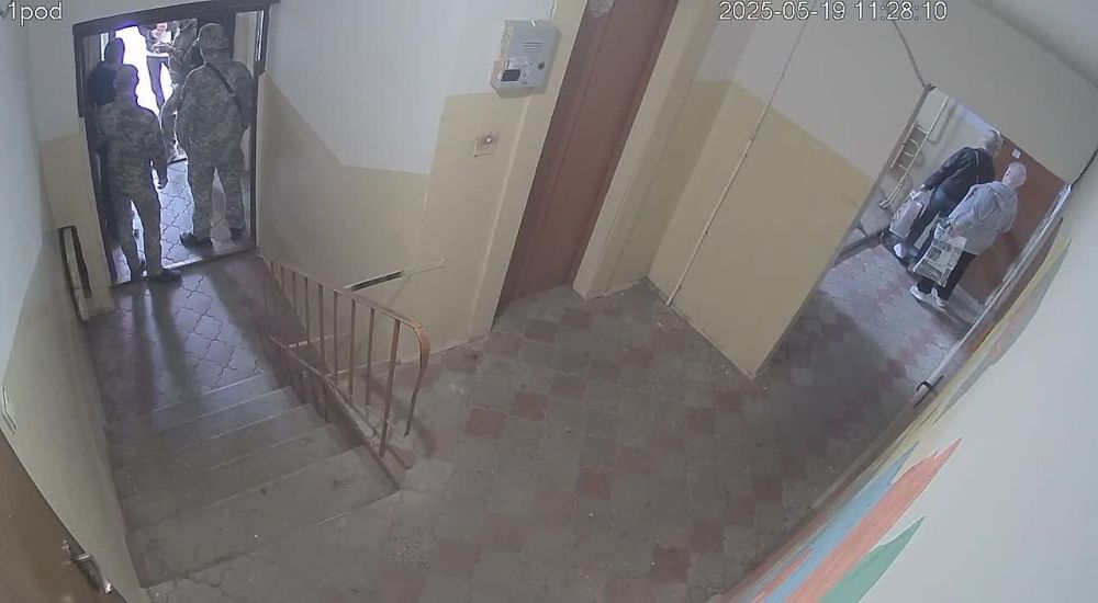 Вчера днем, в Харькове, ТЦК и неизвестные в гражданском, забрали мужчину возле подъезда, не дав даже подняться в квартиру за документами