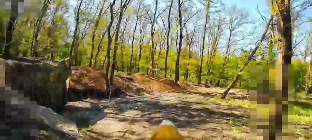 Применение дрона на оптоволокне по замаскированному всушному автомобилю под Волчанском