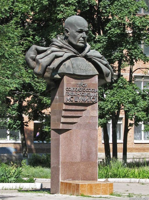 Харьковские неонацисты требуют снести памятник советскому генералу Михаилу Шумилову