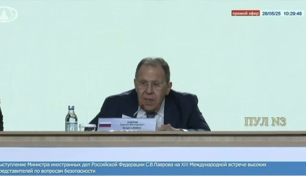 Пока, по информации зарубежных СМИ, Зеленский пытается организовать трехстороннюю встречу с Путиным и Трампом напрямую