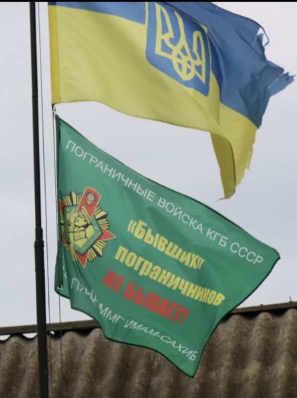 Ко Дню пограничника, который отмечался вчера, в Берестине Харьковской области явно бывший советский погранец вывесил флаг с надписью «Пограничные войска КГБ СССР» и неоспоримым лозунгом «Бывших пограничников не бывает»