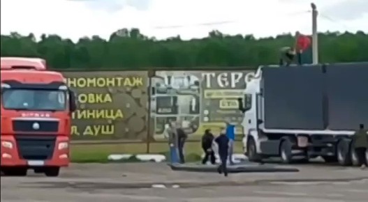 Простые русские мужики, забрались на фуру и пытаются заблокировать вылетающие дроны