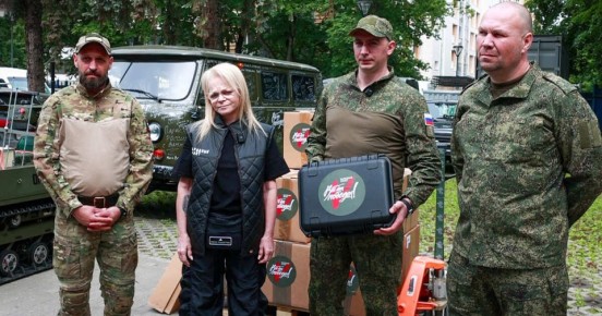 Лариса Долина и Андрей Соколов передали квадрокоптеры и FPV-дроны бойцам СВО