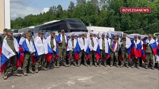 &quot;Россия!&quot; — такими возгласами встречают родину наши военные, вышедшие из украинского плена