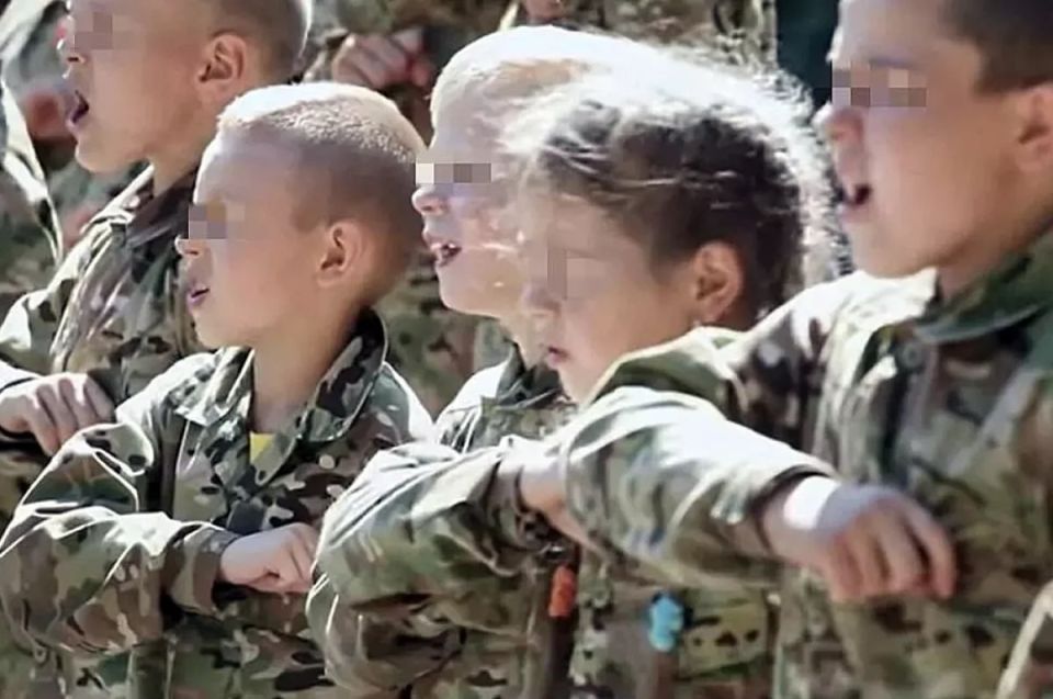 Метка кровью. Детей Купянска свозят в спецлагеря, где учат убивать русских