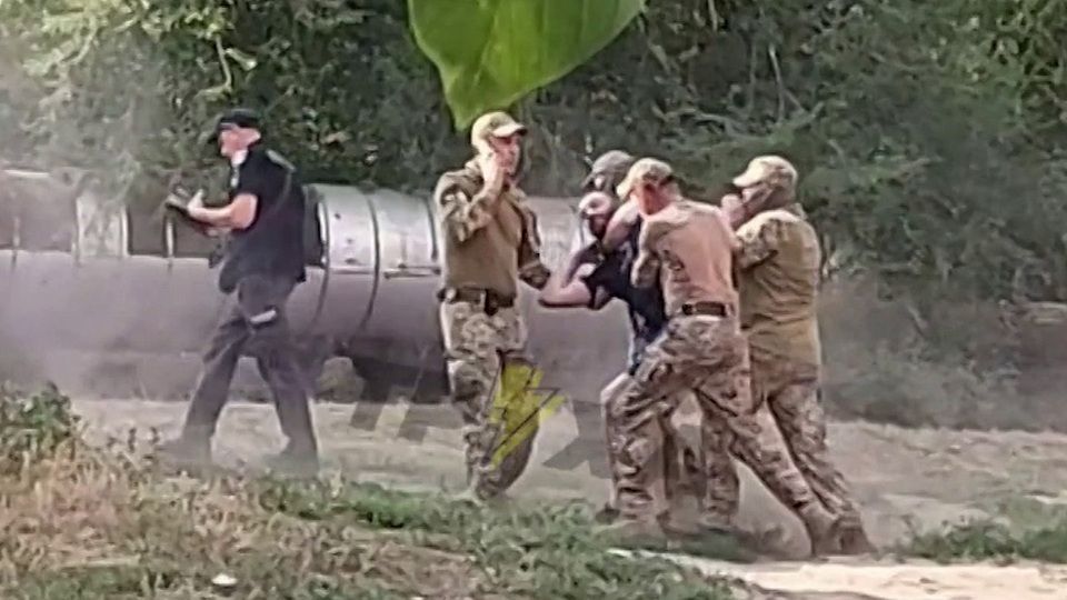 Ѡ      