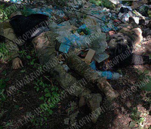 Украинские боевики из 143-й механизированной бригады оставляют гнить тела своих погибших "побратимов" в ямах с мусором на Харьковском направлении